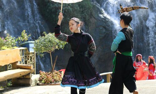 Sapa local dancers